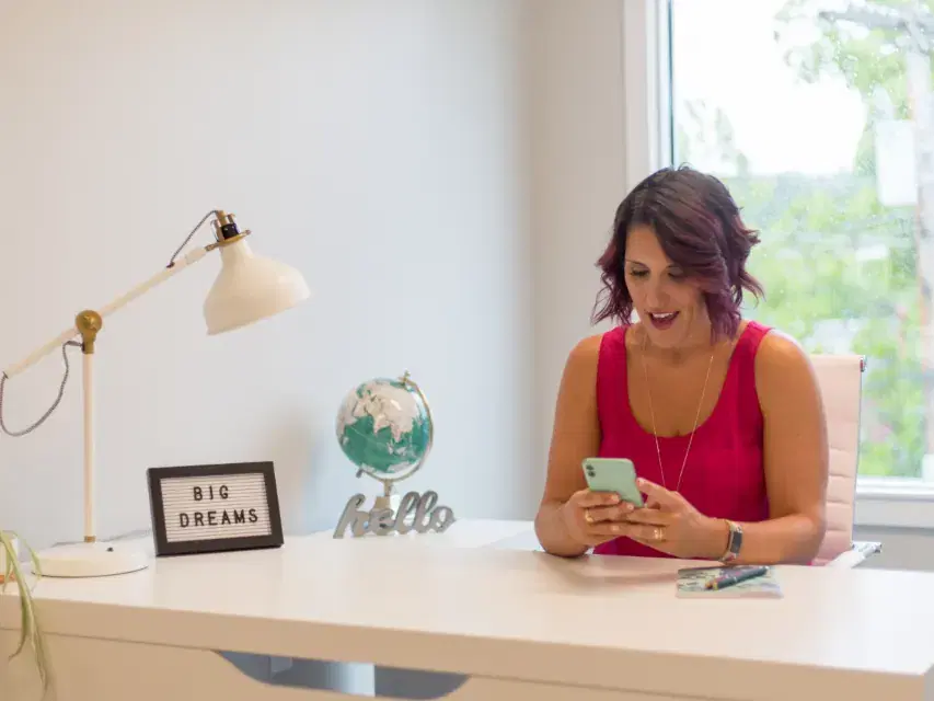 Persona escribiendo en WhatsApp desde su teléfono